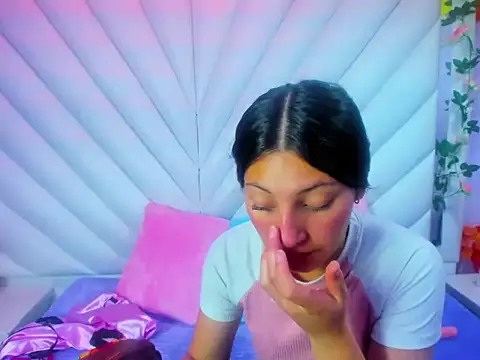  Luna Bennett online show from 11/19/25, 12:16