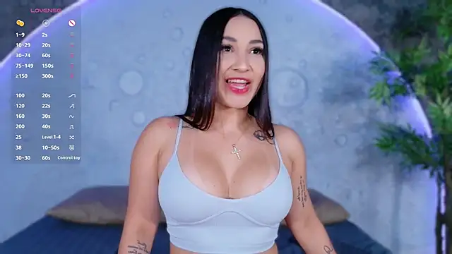 ReinaChloe online show from 04/10/26, 04:44