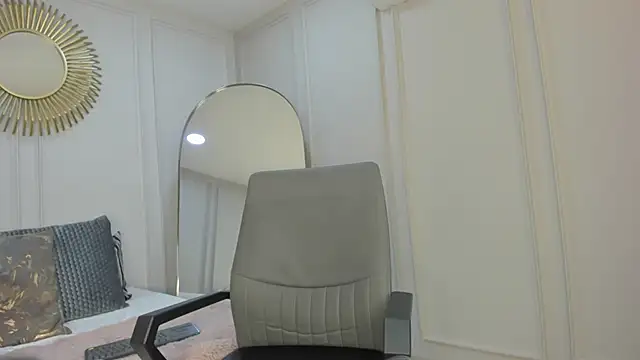 Snapshot of CharlotteBrownn_ chatting on 09/28/25, 01:33 CharlotteBrownn online show from 09/28/25, 01:33