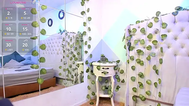 ZaharaSkylar online show from 10/31/25, 12:06