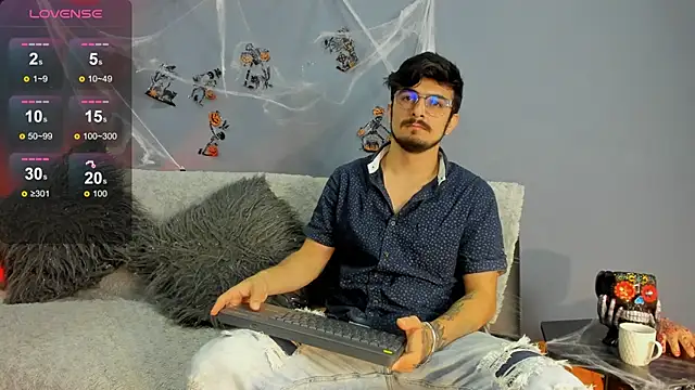 AaronFuentes7 online show from 10/11/25, 06:06