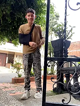 Snapshot of elfernh chatting on 10/12/25, 08:19 elfernh online show from 10/12/25, 08:19