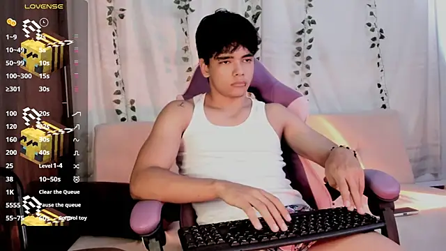 Snapshot of an_drew18 chatting on 10/04/25, 02:04 an drew18 online show from 10/04/25, 02:04