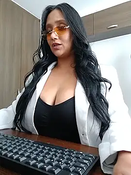 Snapshot of Esmeralda333 chatting on 05/15/26, 04:25 Esmeralda333 online show from 05/15/26, 04:25