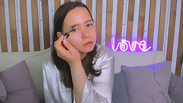 Laura Ellinss online show from 09/17/25, 06:59