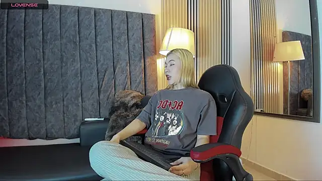 Snapshot of rubby_lux chatting on 11/21/25, 05:11 rubby lux online show from 11/21/25, 05:11