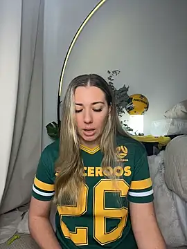 Snapshot of louiseberkeley chatting on 06/17/26, 02:36 louiseberkeley online show from 06/17/26, 02:36