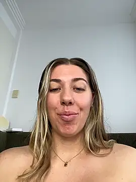 Snapshot of louiseberkeley chatting on 06/25/26, 03:17 louiseberkeley online show from 06/25/26, 03:17