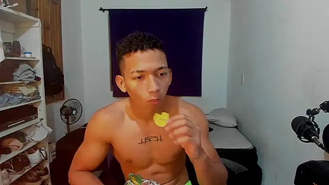 Snapshot of JuanchiT66 chatting on 10/25/25, 03:58 JuanchiT66 online show from 10/25/25, 03:58