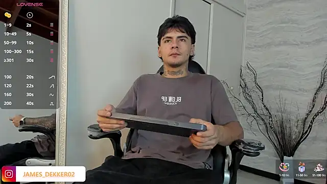 Snapshot of JamesDeker chatting on 10/15/25, 08:09 JamesDeker online show from 10/15/25, 08:09