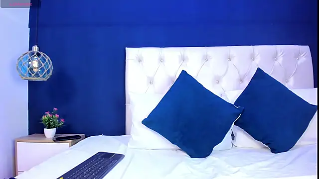 Juicykitten1 online show from 09/20/25, 11:55
