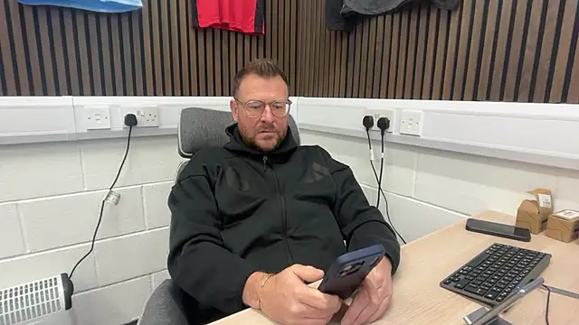 Snapshot of bilf1978 chatting on 02/16/26, 06:42 bilf1978 online show from 02/16/26, 06:42