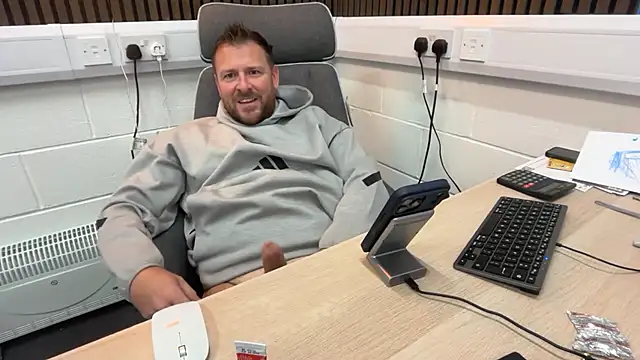 Snapshot of bilf1978 chatting on 05/13/26, 08:23 bilf1978 online show from 05/13/26, 08:23