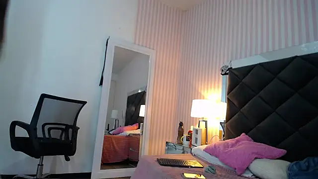 ViictoriaJones  online show from 10/18/25, 12:50