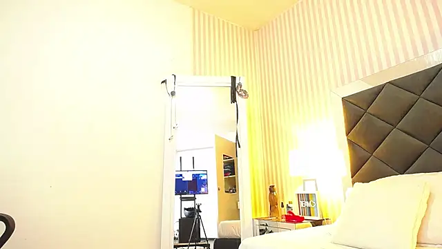 ViictoriaJones  online show from 11/25/25, 12:05