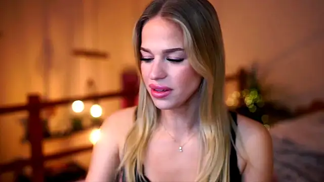 Snapshot of Emilyvanroessel chatting on 10/30/25, 07:03 Emilyvanroessel online show from 10/30/25, 07:03