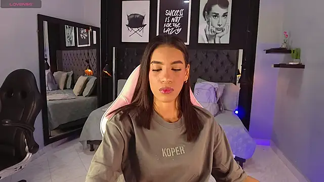 Snapshot of kitty_collins_ chatting on 12/14/25, 11:37 kitty collins online show from 12/14/25, 11:37