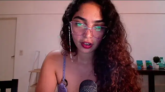 Snapshot of Ariagal chatting on 09/30/25, 09:53 Ariagal online show from 09/30/25, 09:53