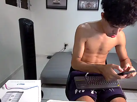 Snapshot of Dollarhot30 chatting on 10/28/25, 01:53 Dollarhot30 online show from 10/28/25, 01:53