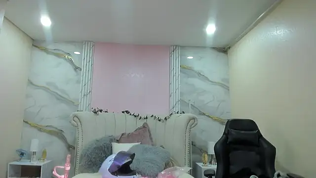Snapshot of EmmaStonns chatting on 04/30/26, 12:44 EmmaStonns online show from 04/30/26, 12:44