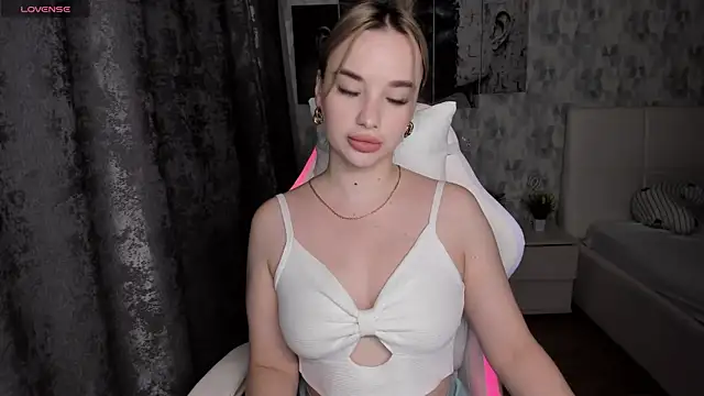 KiraKrox online show from 10/18/25, 07:25