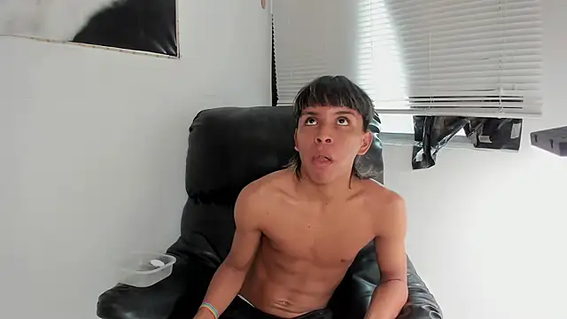 tyler twink boy online show from 02/06/26, 01:58