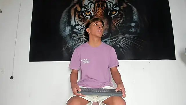 Snapshot of tyler_twink_boy chatting on 05/25/26, 01:17 tyler twink boy online show from 05/25/26, 01:17