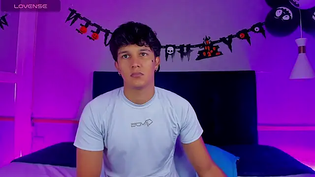 Leo Savage  online show from 10/24/25, 03:47