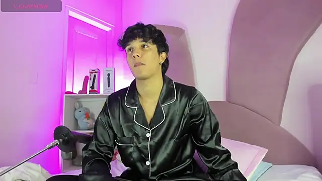 Leo Savage  online show from 11/12/25, 03:51