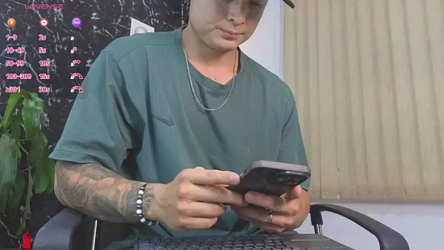 Snapshot of Alexander_ferre chatting on 04/23/26, 11:09 Alexander ferre online show from 04/23/26, 11:09