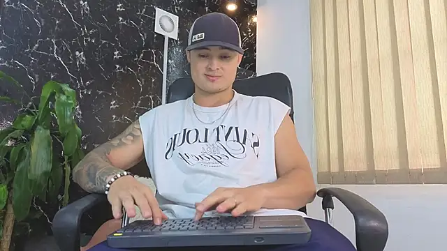 Snapshot of Alexander_ferre chatting on 04/28/26, 01:16 Alexander ferre online show from 04/28/26, 01:16