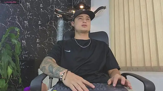Snapshot of Alexander_ferre chatting on 05/08/26, 12:21 Alexander ferre online show from 05/08/26, 12:21