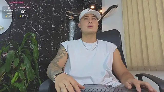 Snapshot of Alexander_ferre chatting on 05/13/26, 12:35 Alexander ferre online show from 05/13/26, 12:35