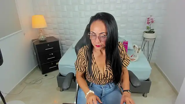 yulitza1025 online show from 09/29/25, 12:21