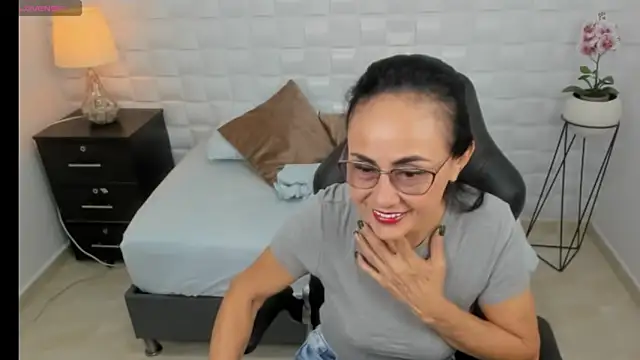 yulitza1025 online show from 10/09/25, 12:14