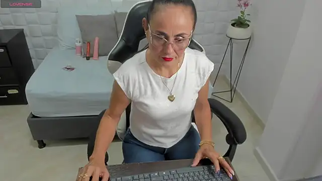 yulitza1025 online show from 11/27/25, 11:56