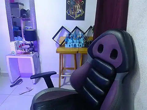 Snapshot of shining_star96 chatting on 10/21/25, 05:19 shining star96 online show from 10/21/25, 05:19