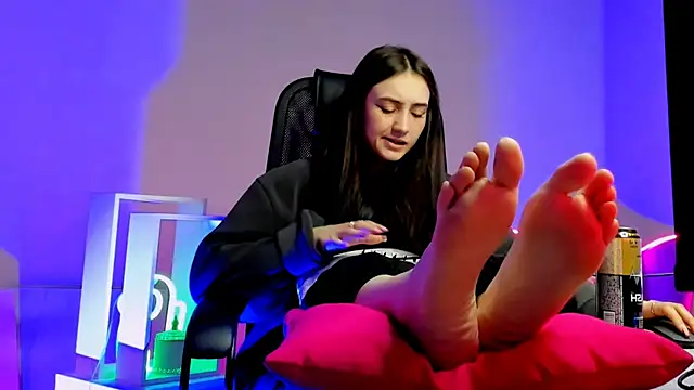 Snapshot of olivianorton chatting on 11/24/25, 03:34 olivianorton online show from 11/24/25, 03:34