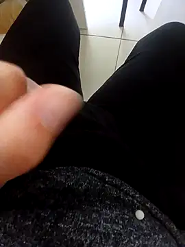 Snapshot of elisaelisa12 chatting on 09/21/25, 10:06 elisaelisa12 online show from 09/21/25, 10:06