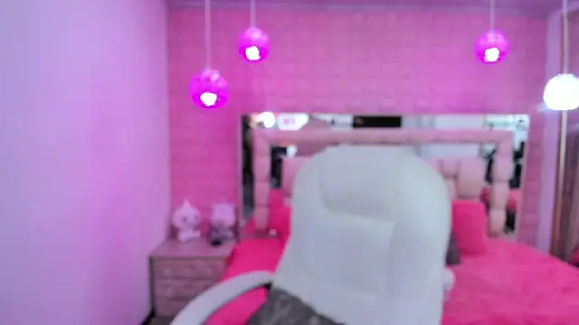 Snapshot of _laaura_ chatting on 07/18/26, 01:04 laaura online show from 07/18/26, 01:04