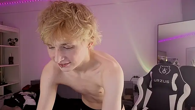 Snapshot of Your_avatar chatting on 09/29/25, 07:08 Your avatar online show from 09/29/25, 07:08