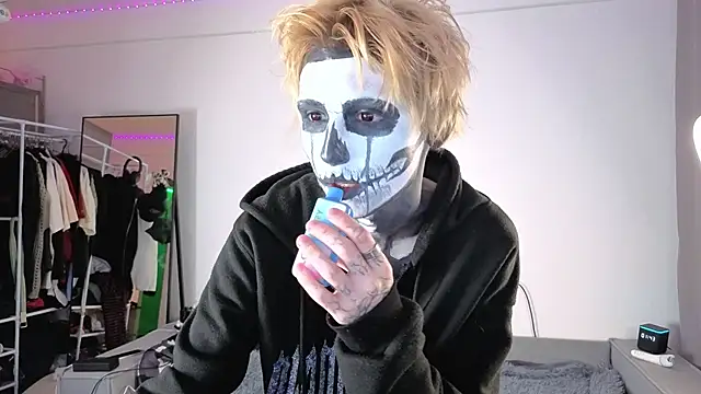 Snapshot of Your_avatar chatting on 10/31/25, 10:44 Your avatar online show from 10/31/25, 10:44