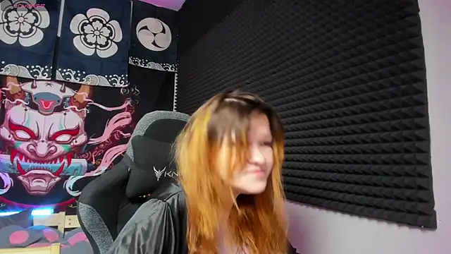 Nora lovvvv online show from 10/25/25, 10:12