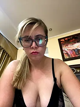 Snapshot of Crystal00Girl chatting on 09/13/25, 09:47 Crystal00Girl online show from 09/13/25, 09:47
