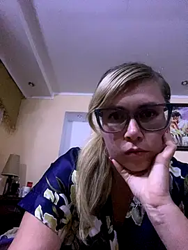 Snapshot of Crystal00Girl chatting on 10/14/25, 07:25 Crystal00Girl online show from 10/14/25, 07:25