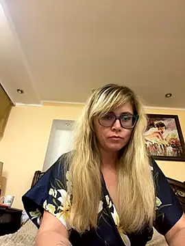 Snapshot of Crystal00Girl chatting on 10/15/25, 10:10 Crystal00Girl online show from 10/15/25, 10:10