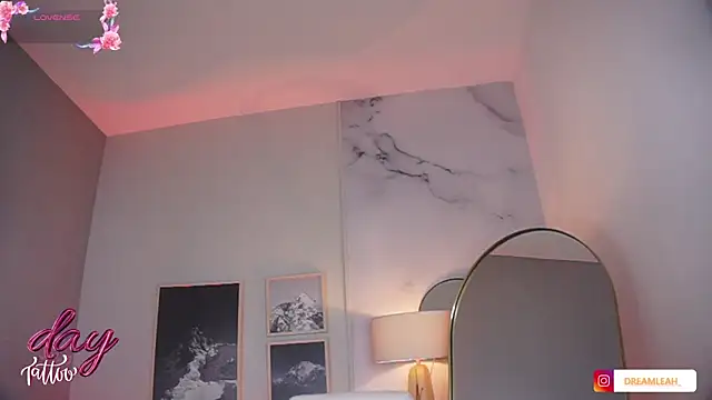 Snapshot of dreamleah_ chatting on 07/17/26, 10:36 dreamleah online show from 07/17/26, 10:36