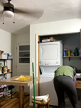 Snapshot of Mommasaurrex chatting on 09/30/25, 11:32 Mommasaurrex online show from 09/30/25, 11:32