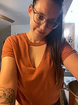 Snapshot of Mommasaurrex chatting on 10/25/25, 10:48 Mommasaurrex online show from 10/25/25, 10:48