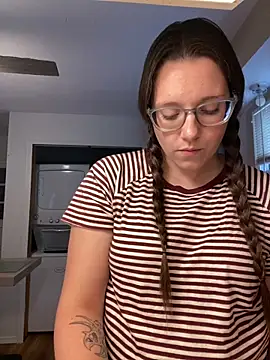 Snapshot of Mommasaurrex chatting on 11/01/25, 09:17 Mommasaurrex online show from 11/01/25, 09:17